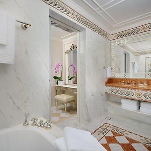 Premier Queen Room